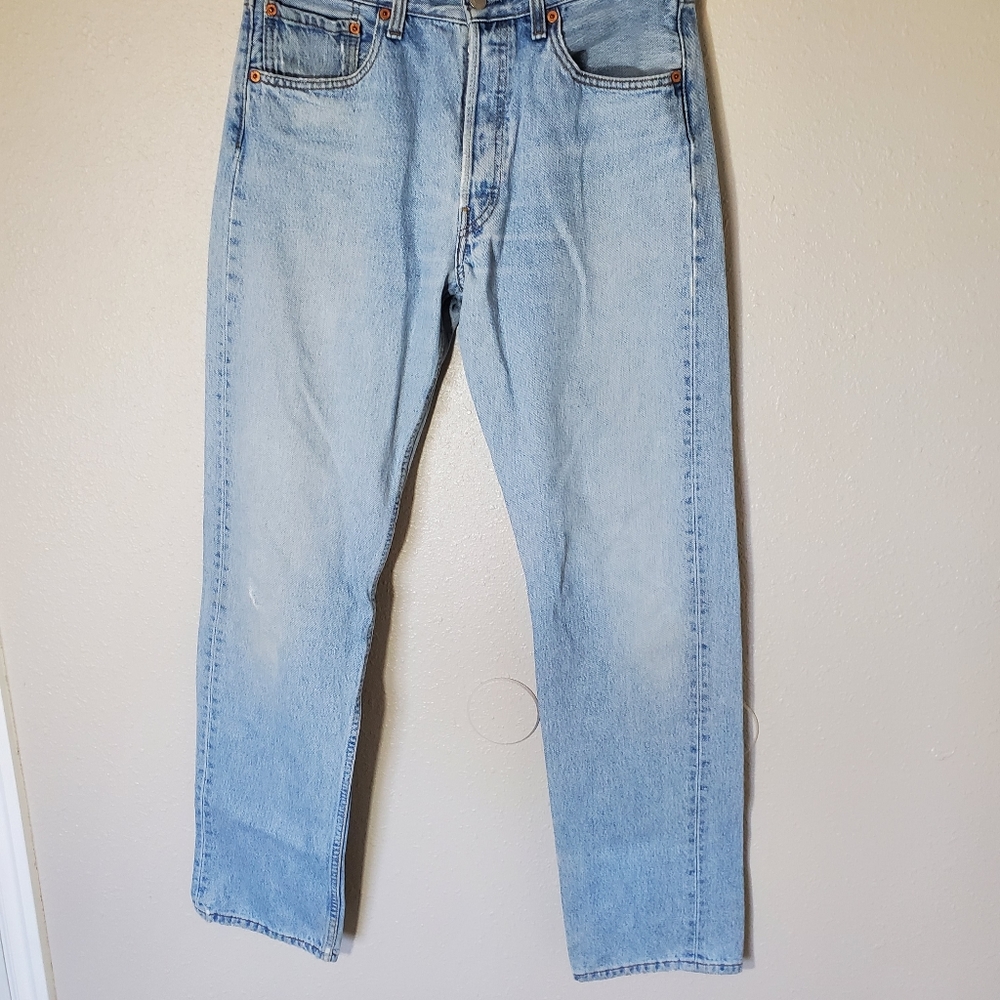Levi 501 high wasted light wash button fly jeans